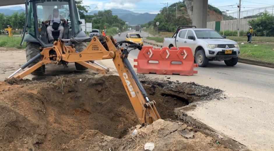 Los trabajos con la maquinaria se adelantarán durante los próximos 10 días, de acuerdo a la magnitud del impacto que se produjo por la destrucción del tubo de drenaje.