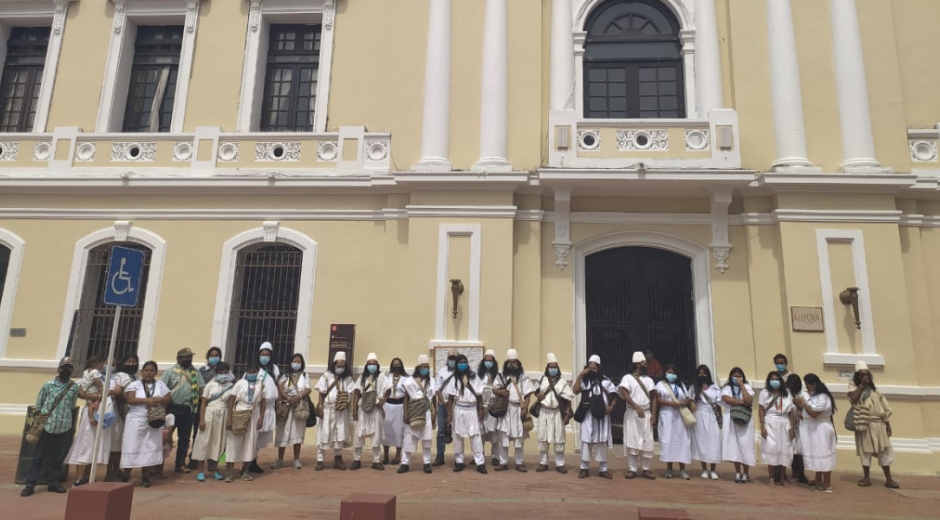 La comunidad indígena se reunió en la mañana de este martes en las afueras de la alcaldía Distrital.