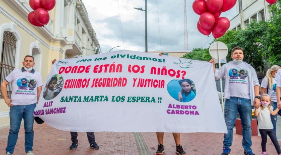 Protesta exigiendo aparición de los niños.