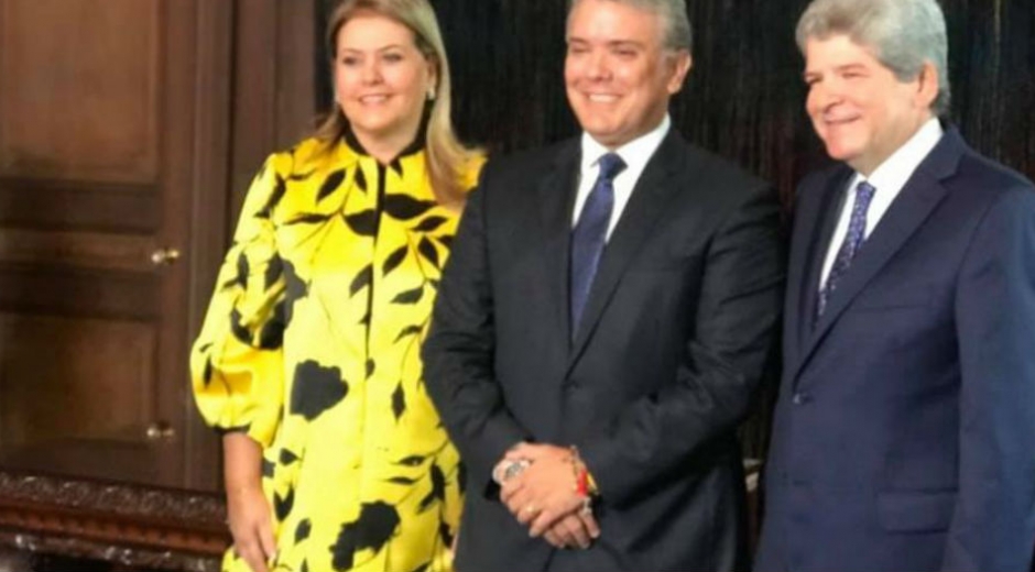 El embajador Burgos, su esposa y el presidente Iván Duque.