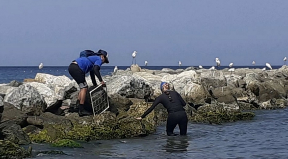 Twitter @CORPAMAG Toma de muestra de aguas en playas de Santa Marta
