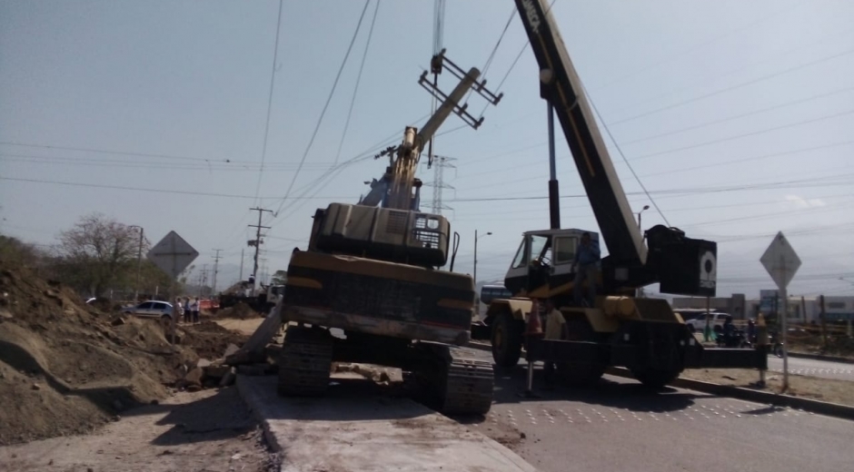 Electricaribe Una retroexcavadora provocó la socavación de un poste en la Troncal del Caribe.