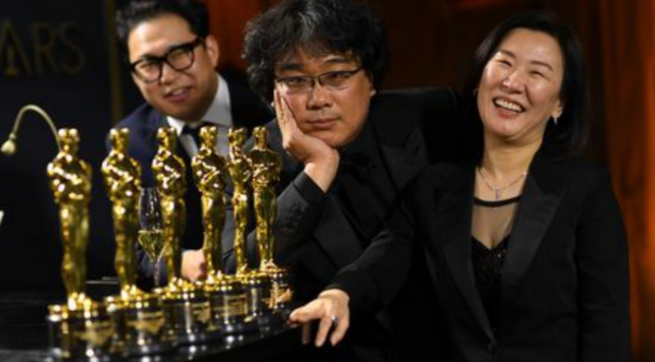 El director coreano Bong Joon Ho, viendo las estatuillas obtenidas por su película 'Parasite'