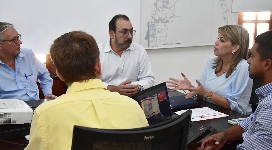 Sergio Díaz Granados, director de Colombia ante el BID, reunido con la alcaldesa Virna Johnson.