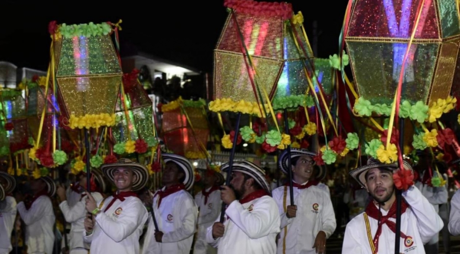 Faroles durante el desfile la noche de Guacherna.