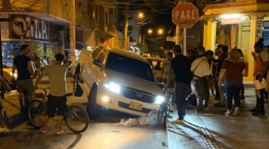 Cortesía. Carro que cayó en el hueco ubicado en la calle 20 con 2, en el centro histórico.
