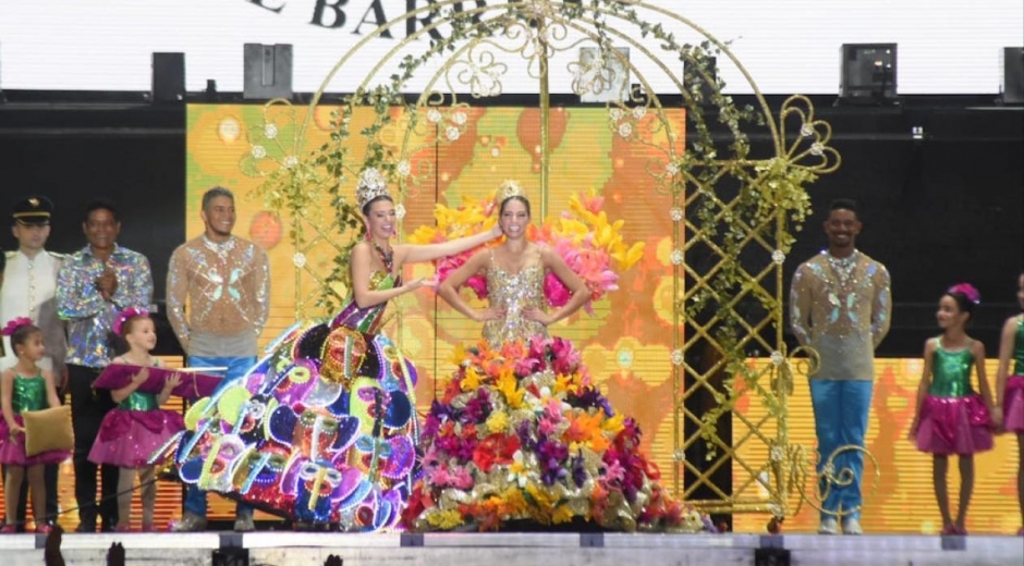 La Reina Isabella coronada por su antecesora Carolina Segebre.