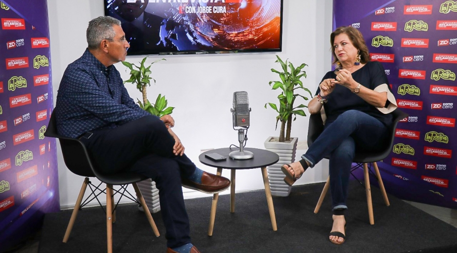 Jorge Cura entrevista a Carla Celia sobre el Carnaval de Barranquilla.