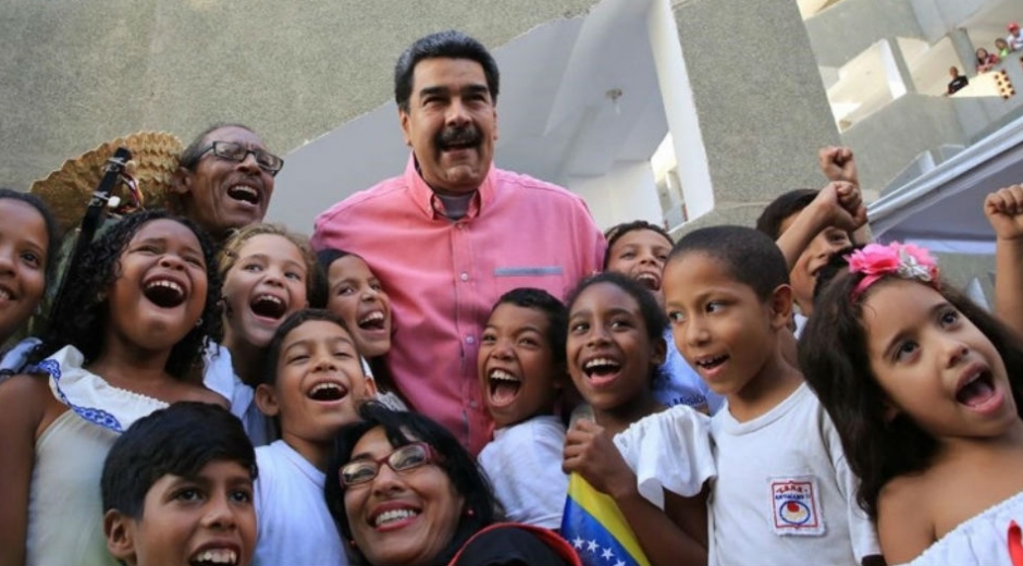 Nicolas Maduro y niños venezolanos.