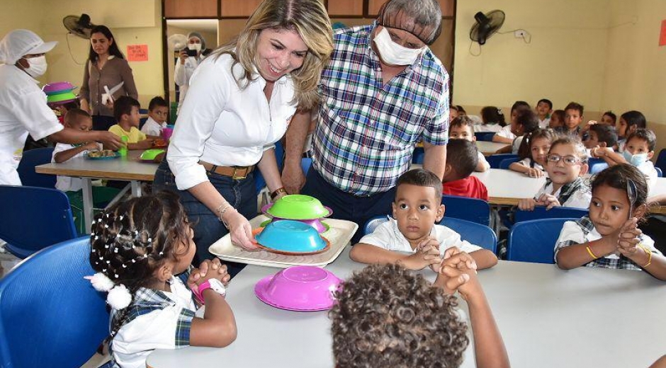 La alcaldesa Virna Johnson compartió durante el almuerzo con los niños y niñas de esta institución educativa.