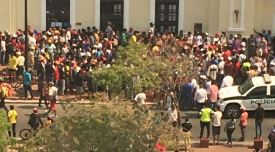 Una multitud en la entrada de la Alcaldía de Santa Marta.