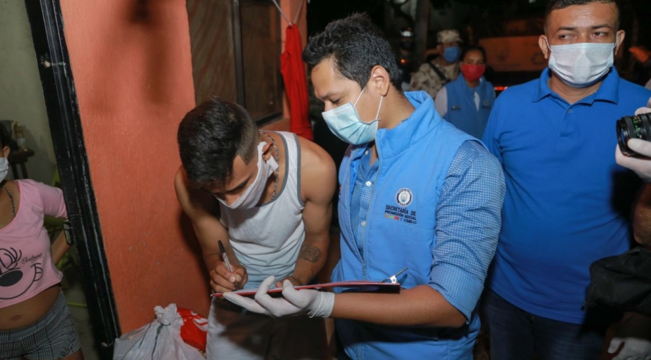 Entrega de mercados en Santa Marta.