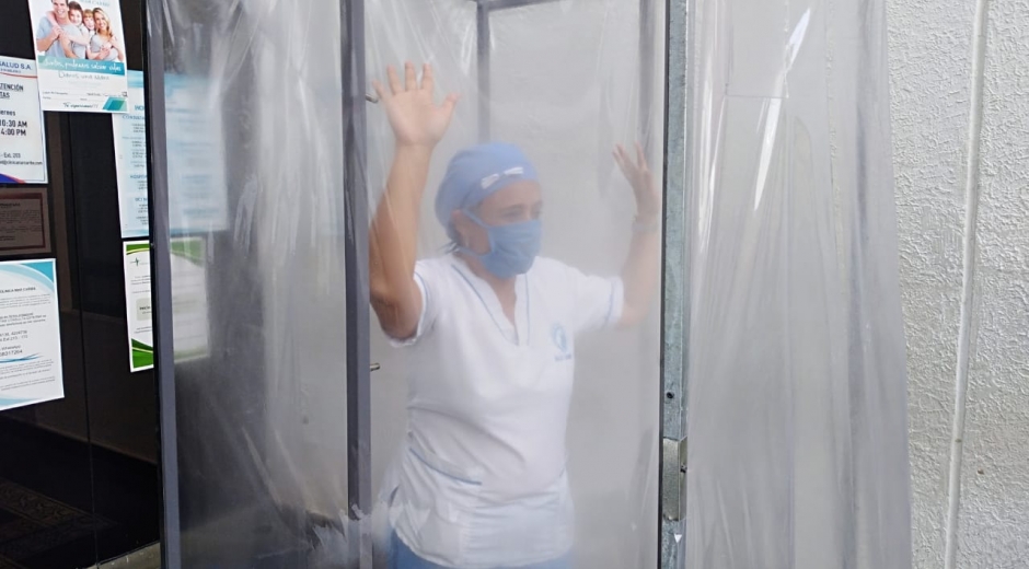 Unimagdalena La cabina de desinfección con 2.3 metros de alto y 1 metro de ancho y profundidad, es automática, detecta el ingreso de la persona e inicia su proceso a través de la aspersión por micro nebulizadores y los rayos (UV).