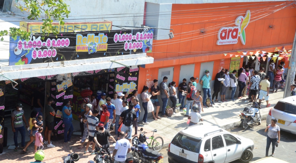 Hoy Diario del Magdalena Largas filas para ingresar a los supermercados se han visto en Santa Marta.
