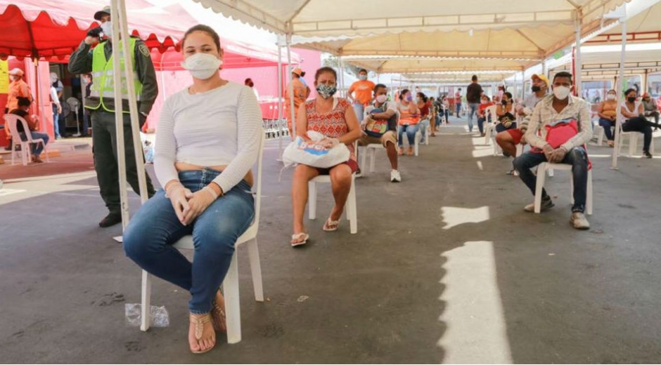 Personas en Makro esperando para redimir el bono solidario.