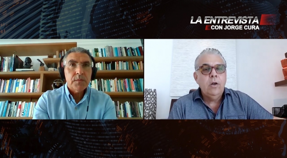 Jorge Cura (izq) entrevista al empresario Edgardo Jaramillo.