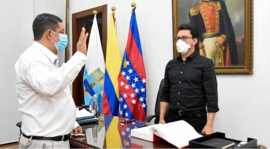Jesús Francisco Molina Peñaloza, nuevo gerente del Hospital de Ciénaga junto al gobernador, Carlos Caicedo.