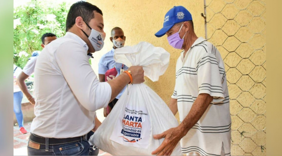 Entrega de mercados a adultos mayores.