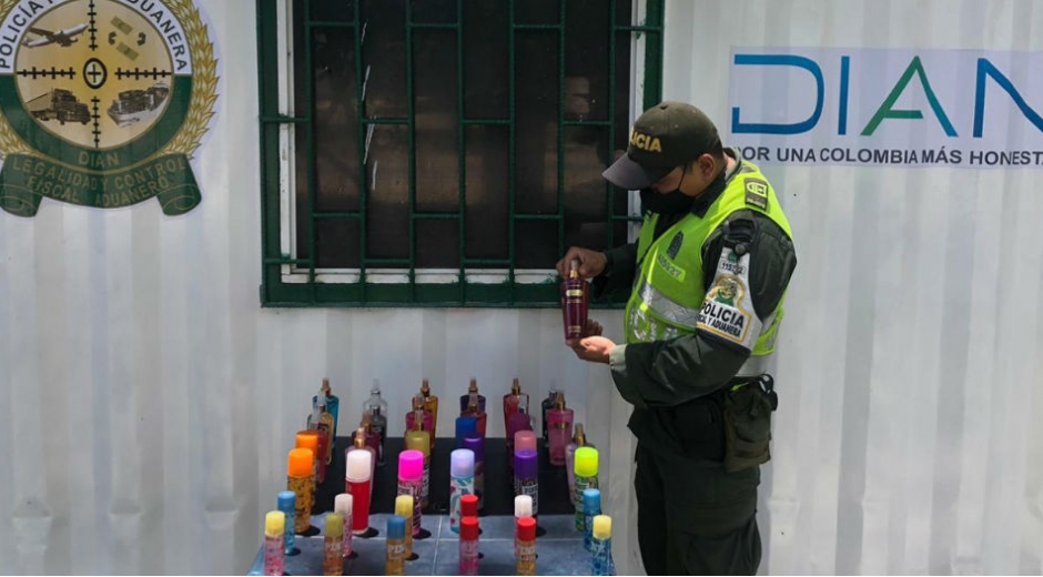 Policía Fiscal y Aduanera Parte de la mercancía incautada.