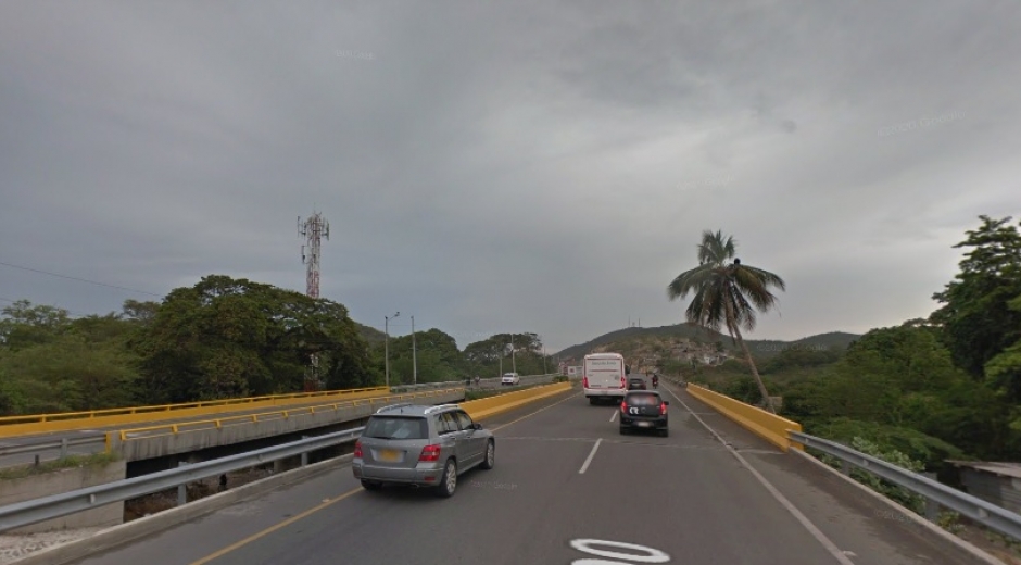 Desde el puente del río Gaira, un hombre amenazó con saltar.