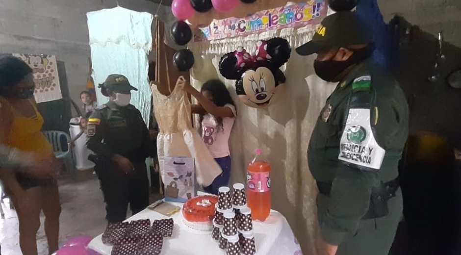 La niña estuvo muy feliz durante su celebración. 
