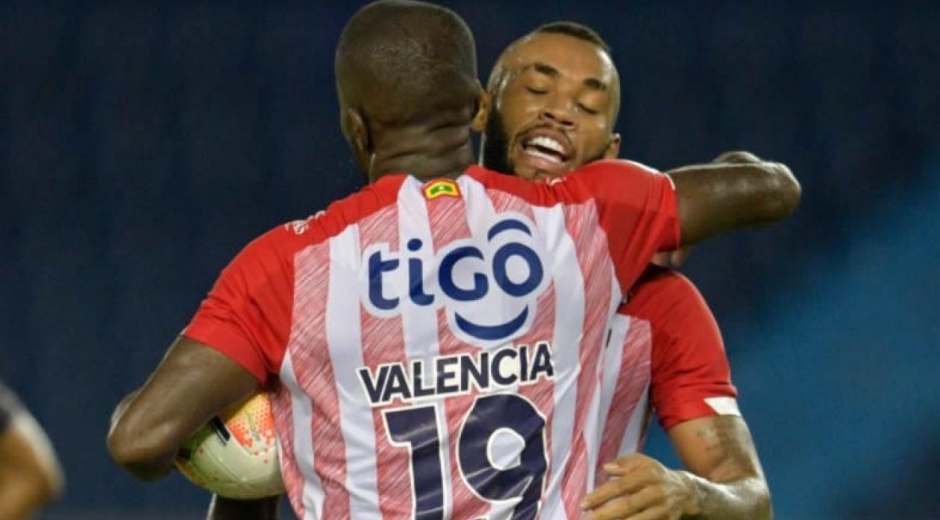 Carmelo Valencia celebrando el empate parcial.