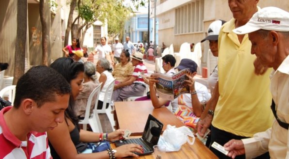 Adultos mayores podrán cobrar los subsidios desde octubre en persona o a través de un tercero.