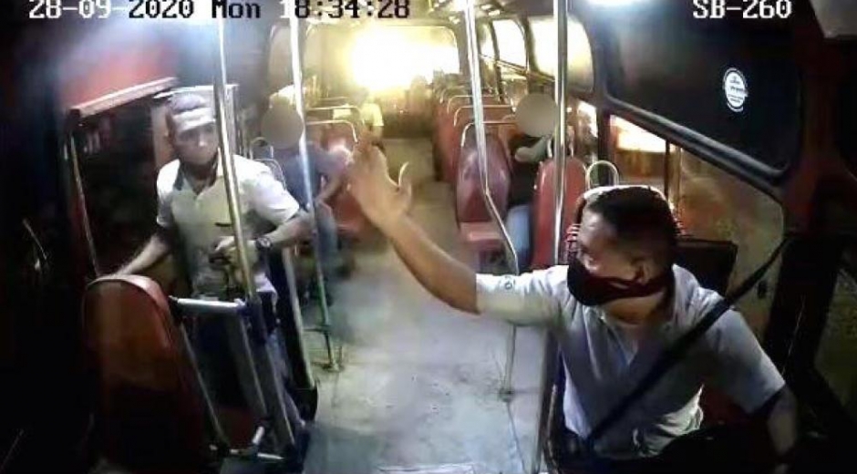 Captura de pantalla Momento en el que el conductor reclama al pasajero por no usar el tapabocas.