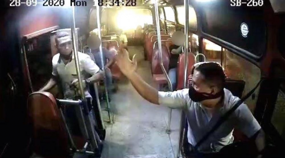 Momento en el que el conductor reclama al pasajero por no usar el tapabocas.