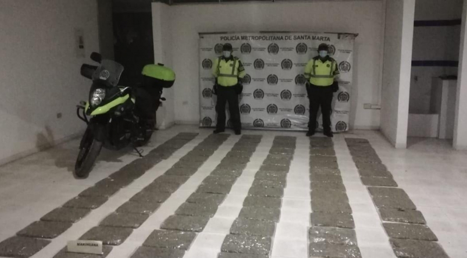 Las autoridades encontraron el material oculto en cajas dentro del vehículo transportista.