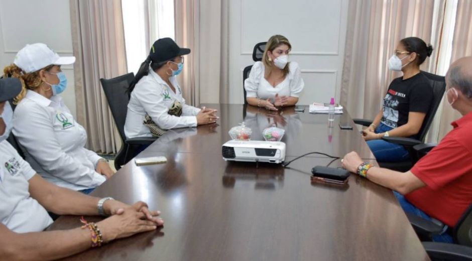 Reunión entre la alcaldesa y directivos docentes.