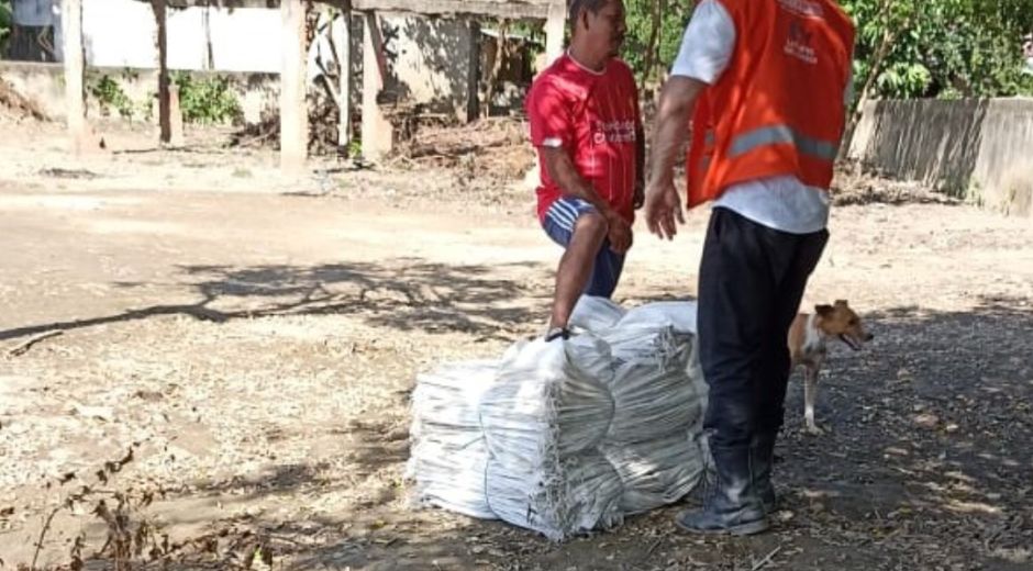 Durante el recorrido entregaron más de 2000 sacos para ser utilizados como muros de contención y así evitar que el agua siga desbordándose.