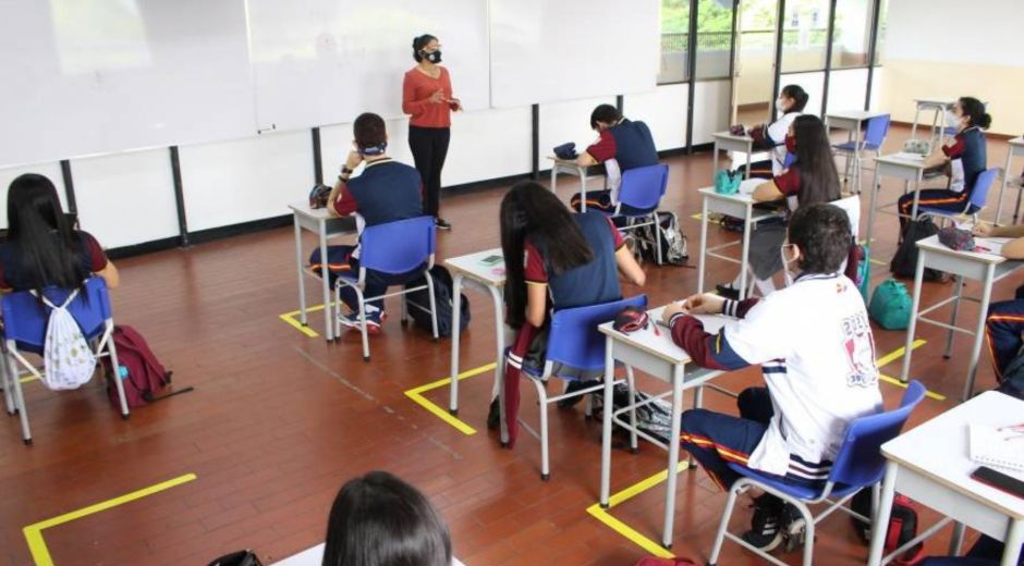 Las clases virtuales de los colegios cesarán este martes 19 de octubre.