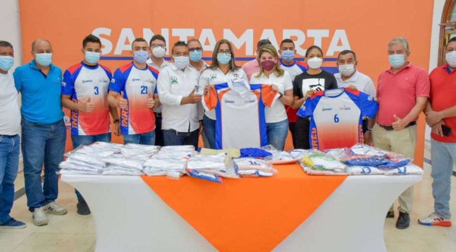 Entrega de indumentaria a los docentes.