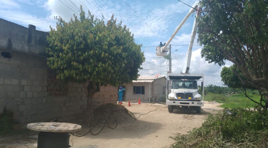 Instalan nuevas redes de energía. 