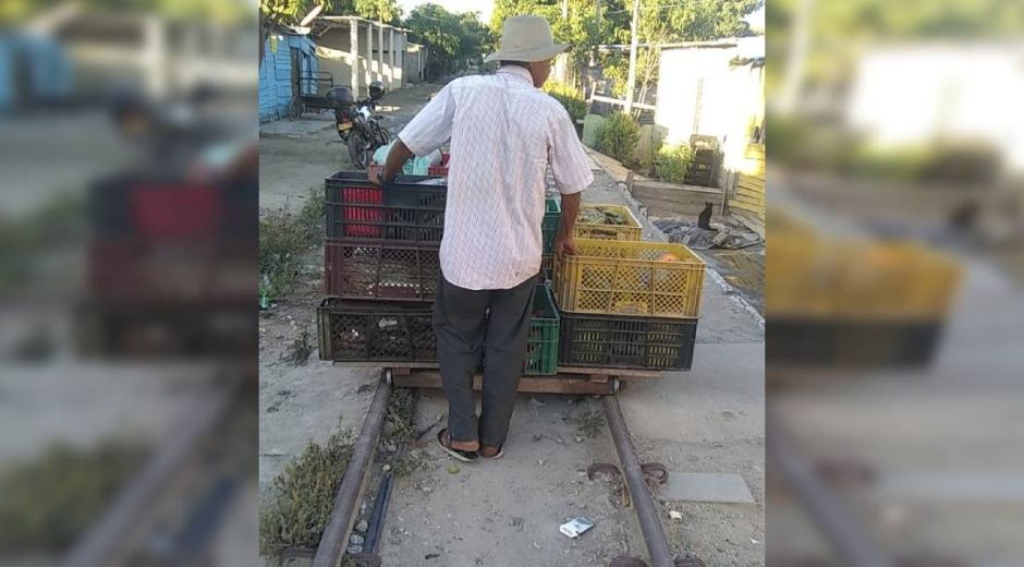 Este hombre fue sorprendido vendiendo frutas y verduras en plena vía férrea.