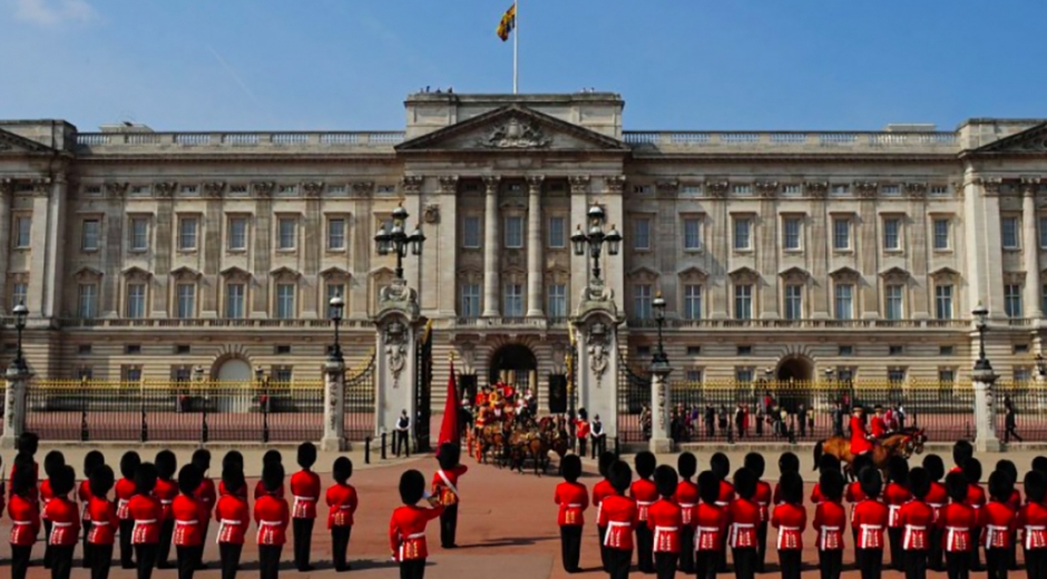 Palacio de Buckingham, la nueva oficina del community manager que contraten. 