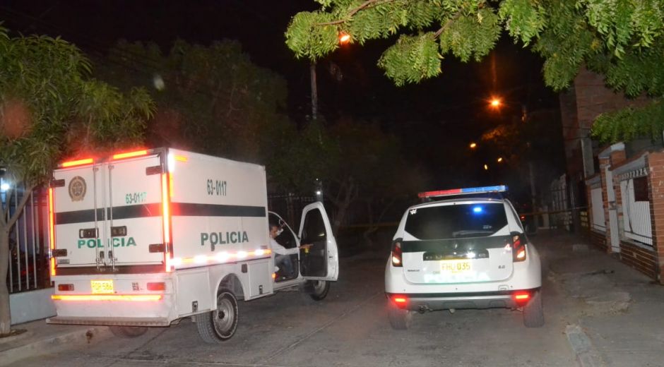 La Policía atendió al hombre herido y acordonó la zona.