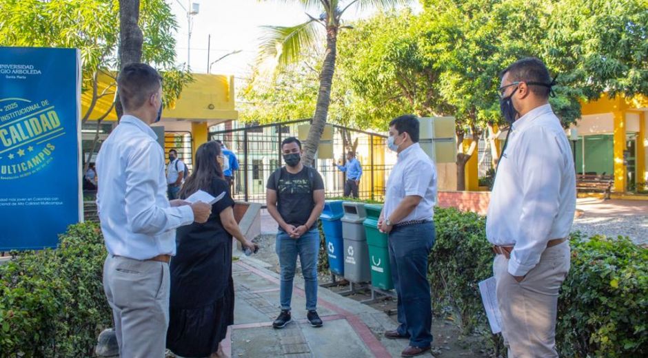 Alta Dirección, Decanos, Docentes y personal administrativo recibió a los Sergistas, al momento de ingresar al Campus.