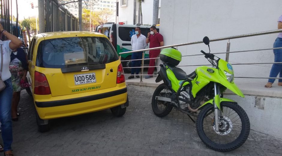 Este fue el taxi baleado en medio del atraco, este lunes, en Santa Marta.