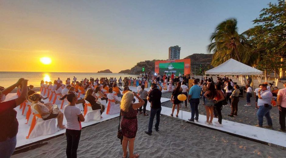 Alcaldía de Santa Marta Virna Johnson promoviendo evento con presencia de múltiples personas.
