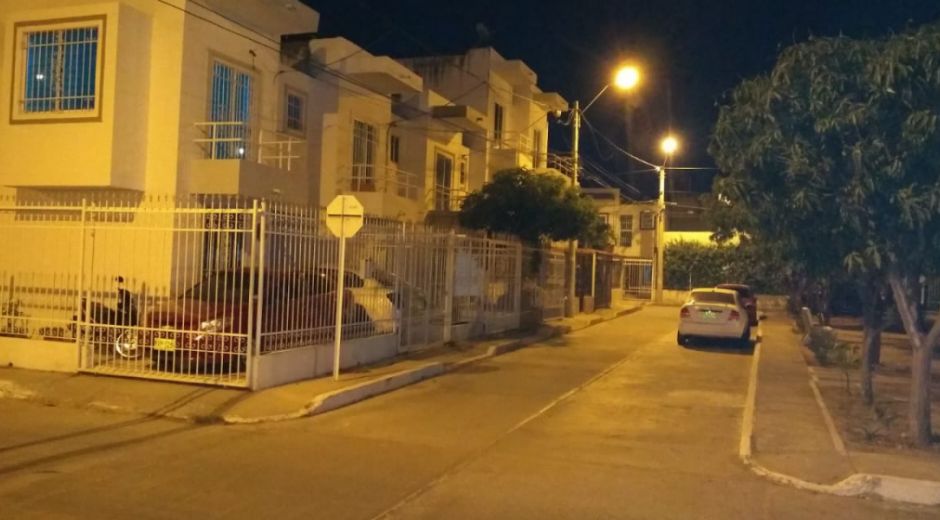 Carro estacionado afuera es saqueado. 