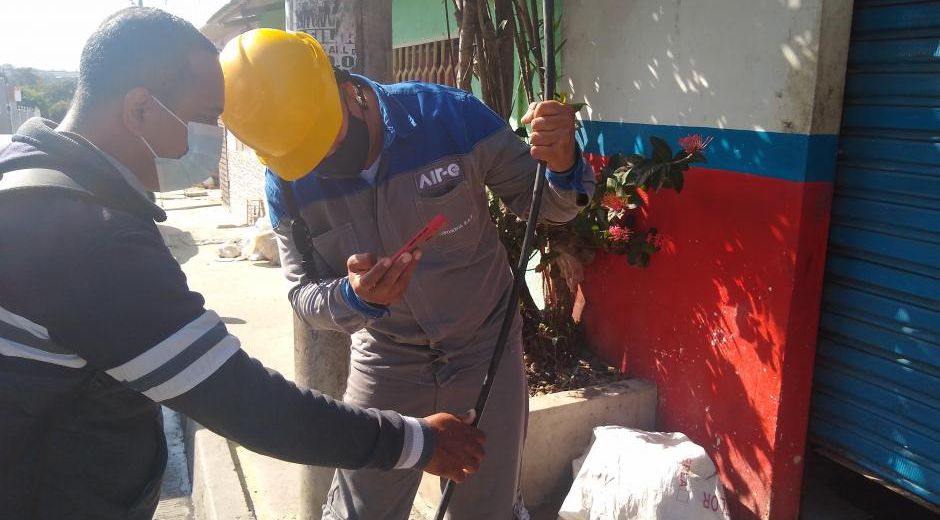 Esta fue la guaya que cayó y acabó con la vida del motociclista. 