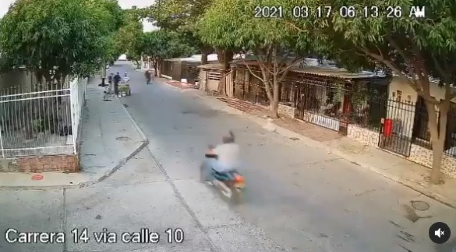 Este es el momento en que tres personas realizan un hurto en Miraflores.