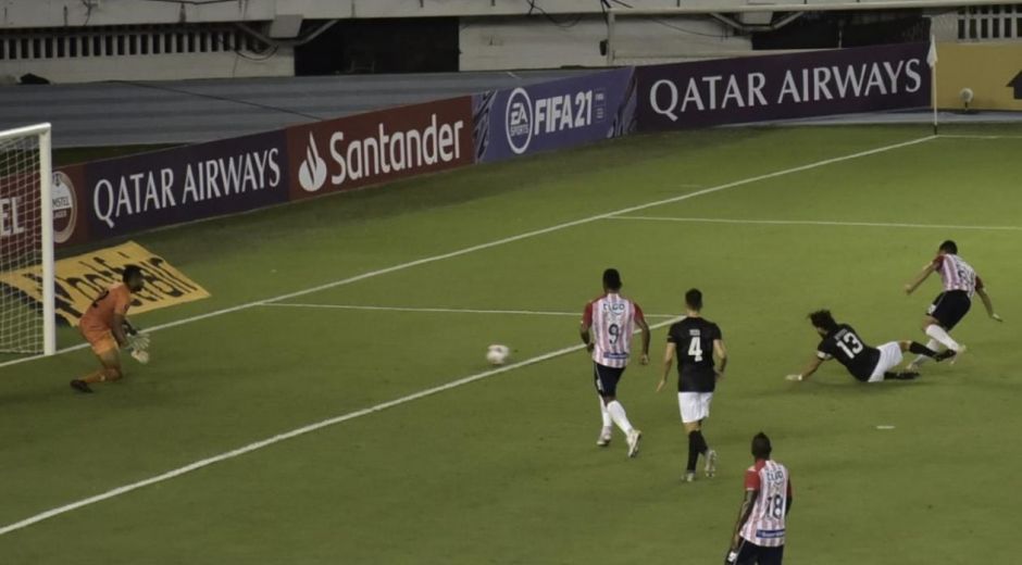 Teófilo Gutiérrez anota el 2-0 ante Caracas FC.