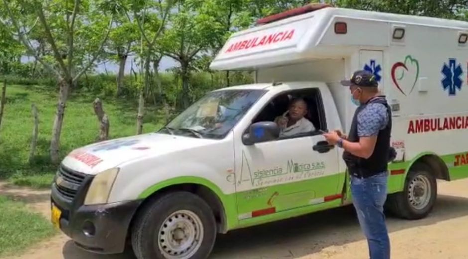 Este es el momento en que las autoridades llegan adonde está la ambulancia detenida.