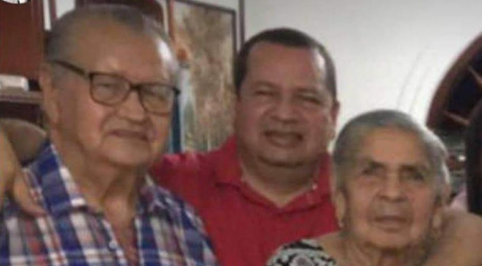 Javier Cabarcas Pinedo (centro) junto a sus padres.