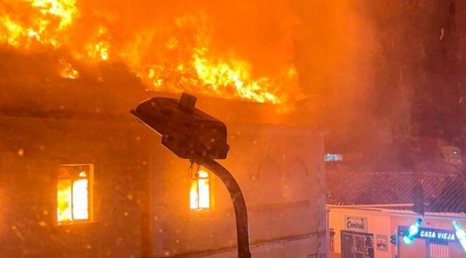 Momentos en que se prendía en fuego el Palacio de Justicia de Tuluá.
