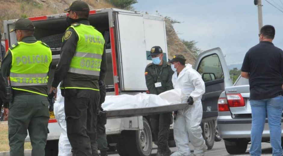 Momento en que el cuerpo era trasladado por personal de criminalística.