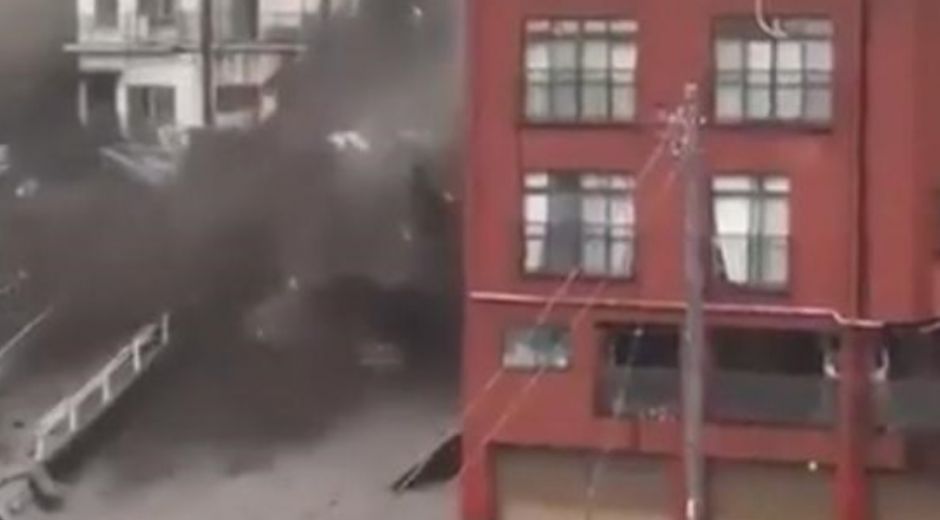 La fuerte avalancha de barro se deslizó por las calles de la ciudad, llevando consigo cientos de escombros. 